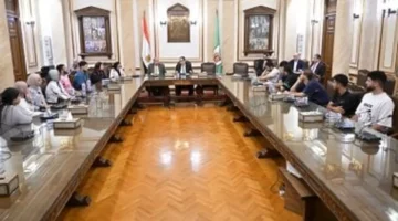 رئيس جامعة القاهرة يتخذ 6 قرارات مهمة بعد لقاء طلاب تجارة